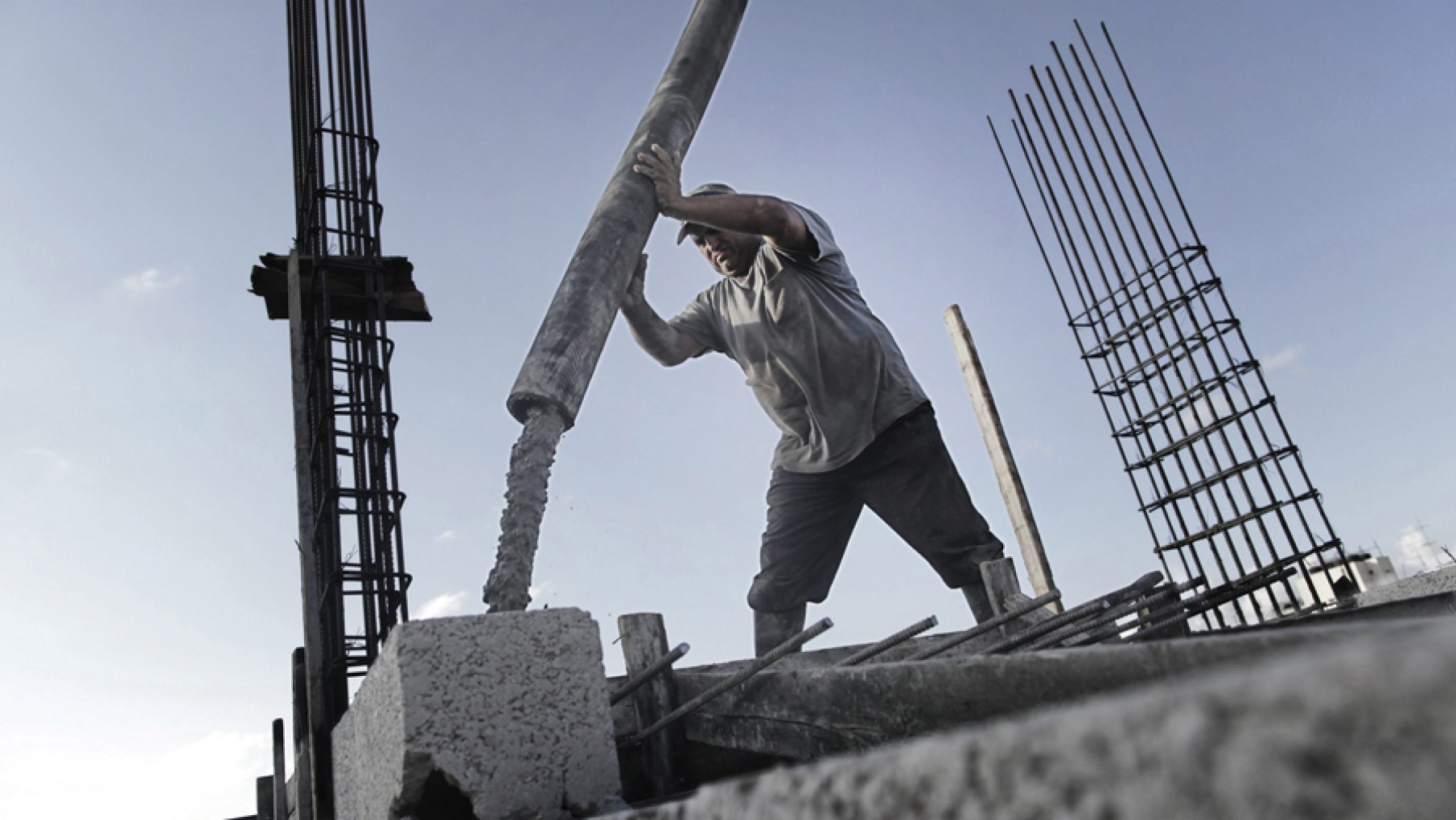 Indec: la industria de la construcción registró una fuerte caída con respecto a marzo