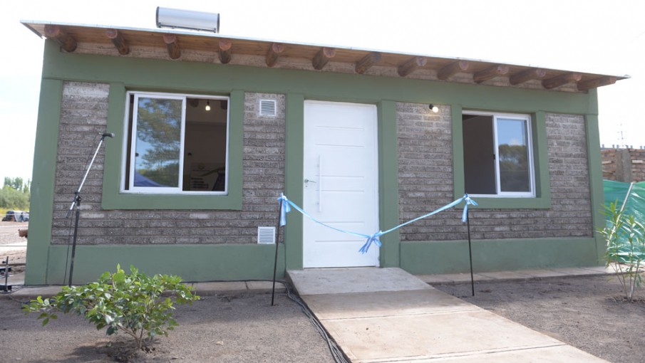 Construyen casas con  botellas recicladas en Mendoza
