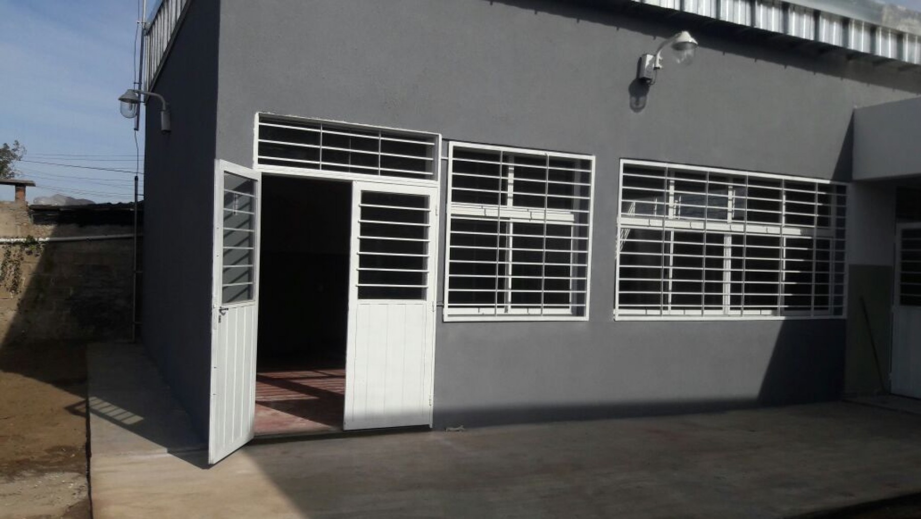 Aprovechan las vacaciones para acelerar la construcción de escuelas