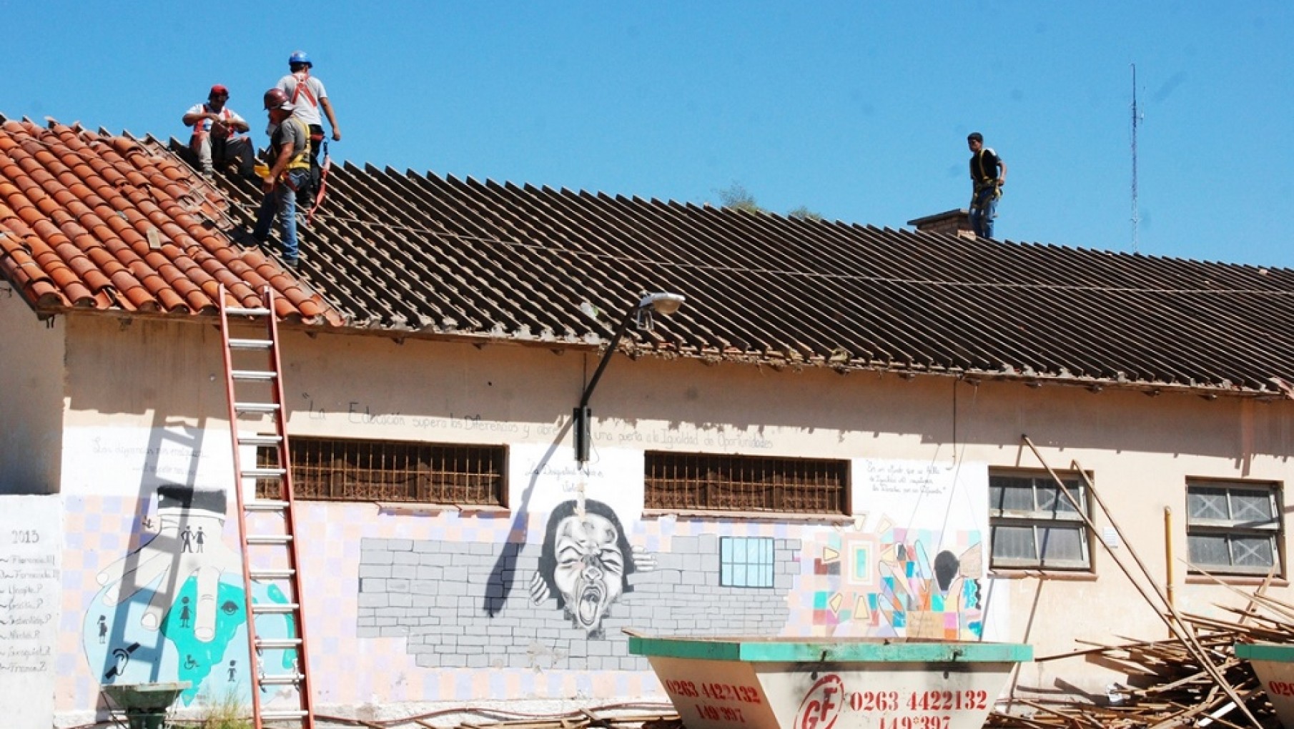 Aprovechan las vacaciones y buscan empresas para reparar escuelas