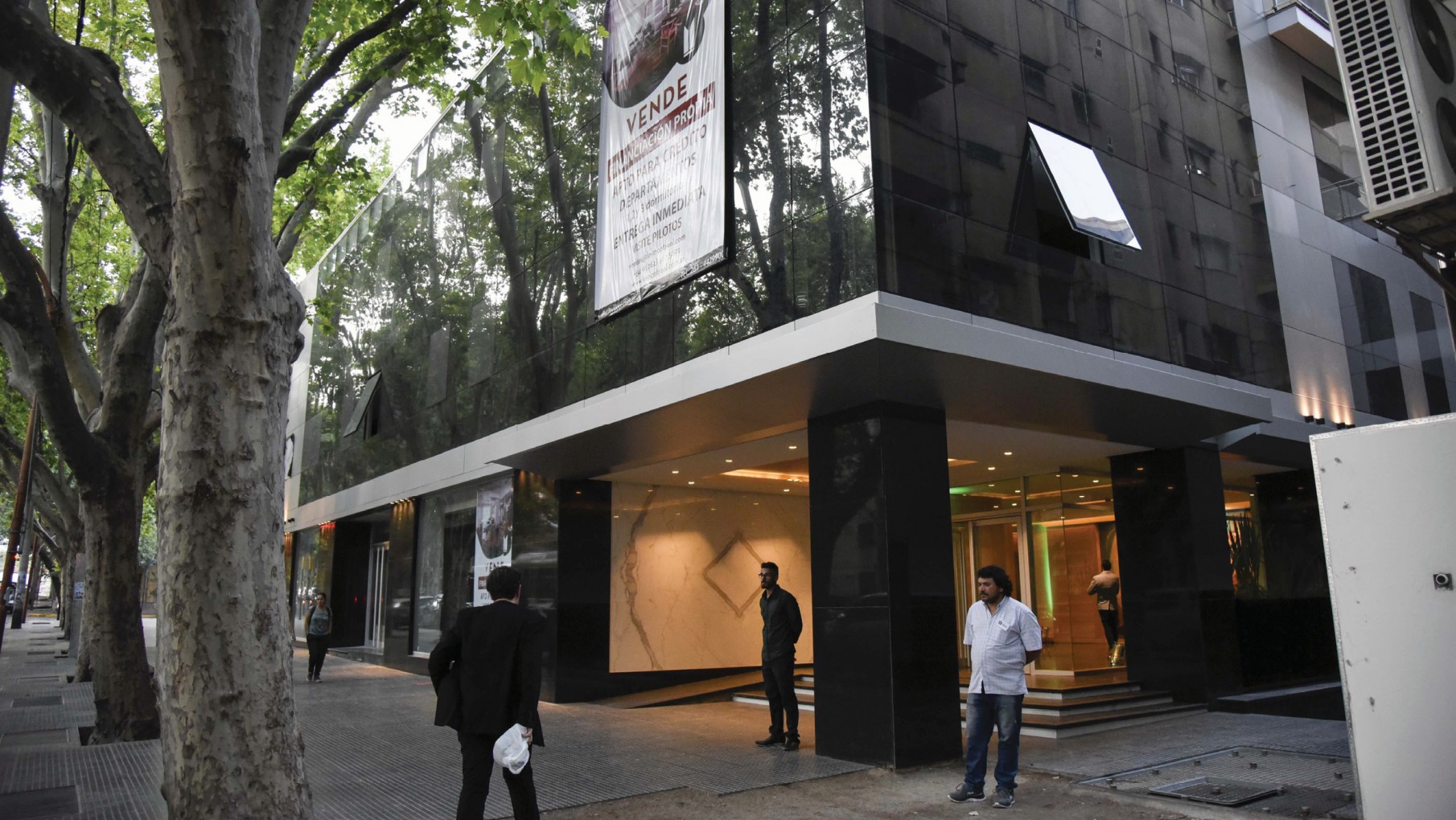 Le Montreal revaloriza y hace lucir la calle Godoy Cruz