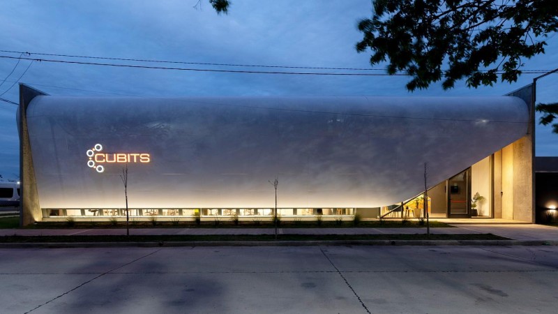 Descubre cómo es la moderna planta de Cubits en Córdoba