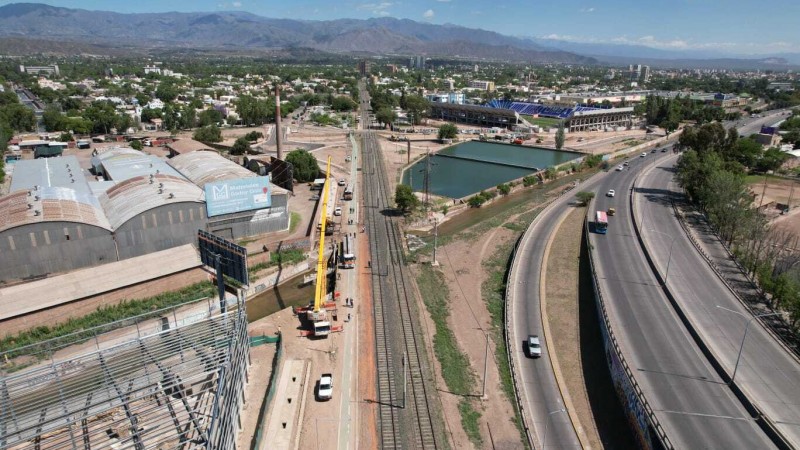Comenzó el montaje del último puente de las obras en torno al Estadio Feliciano Gambarte