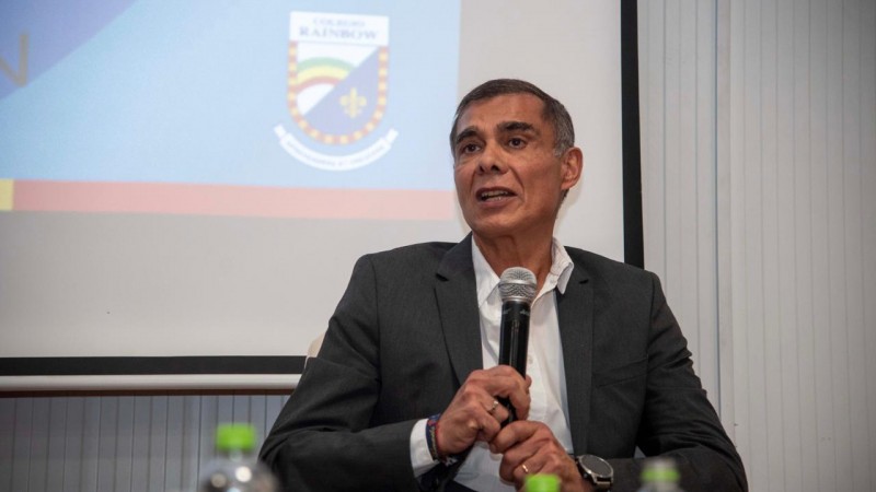 Del hospital al papel: Juan Carlos Videla presentó El misterio del robo en las alturas, su primera novela