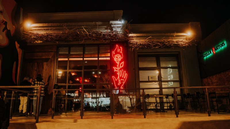 Flores en Fuego, un espacio que combina fuerza y delicadeza