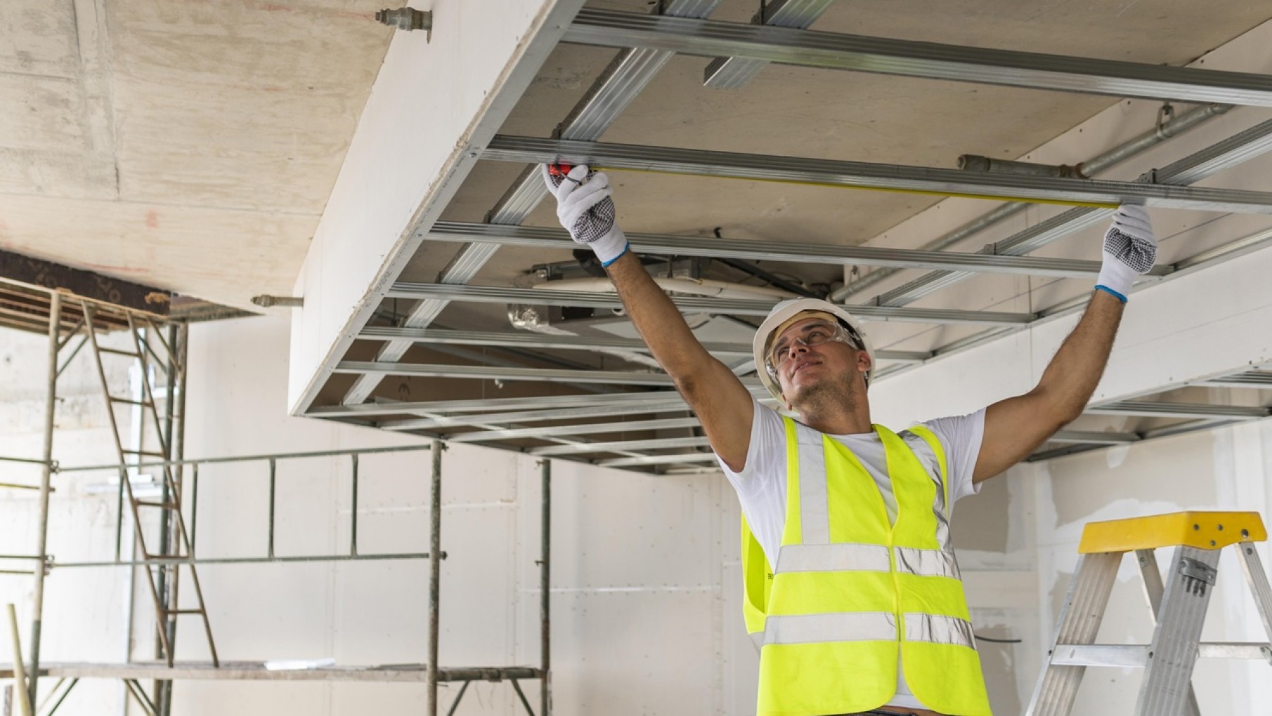 Qué es el falso techo: beneficios y materiales para un diseño moderno y funcional