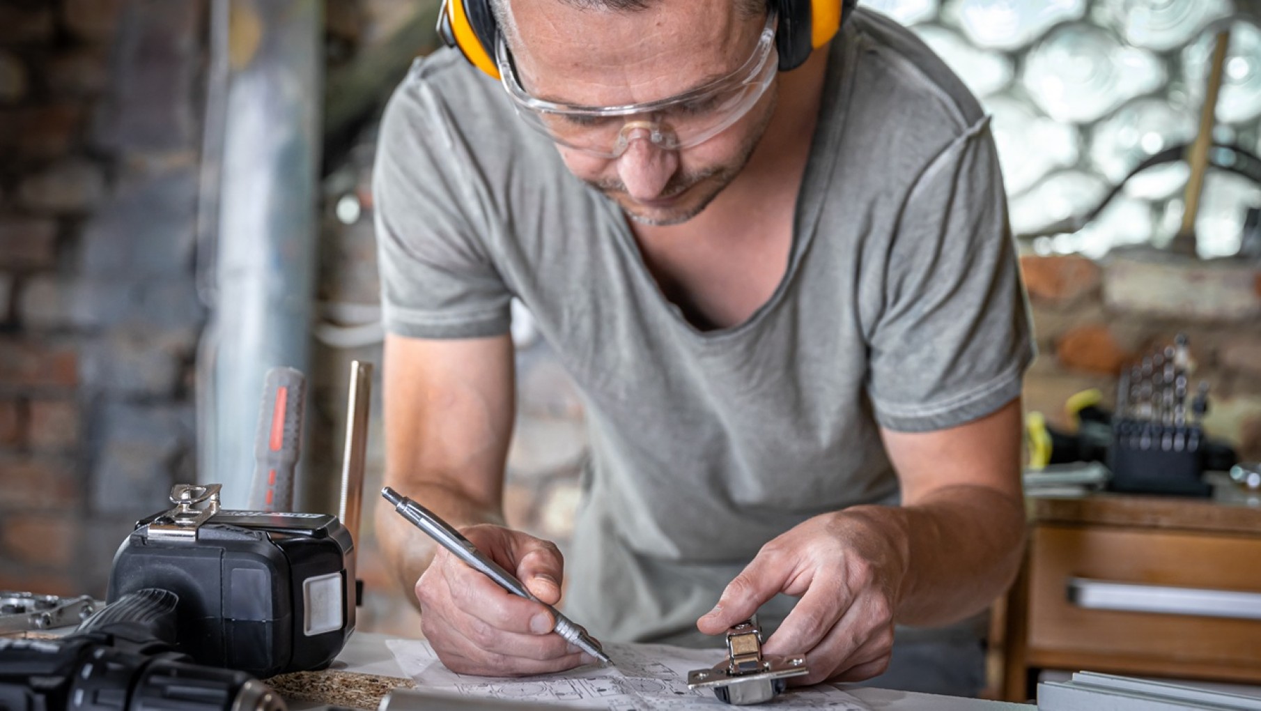 Diseñar sobre metal, madera o plástico: cómo es crear con materiales que transforman industrias