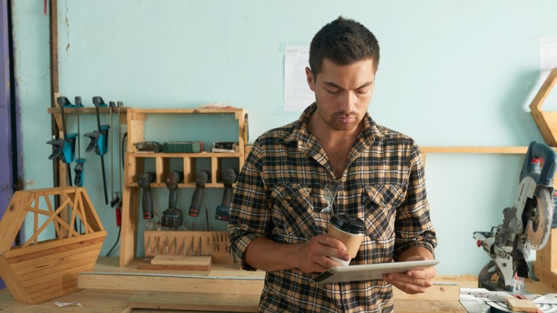 Diseñar sobre metal, madera o plástico: cómo es crear con materiales que transforman industrias