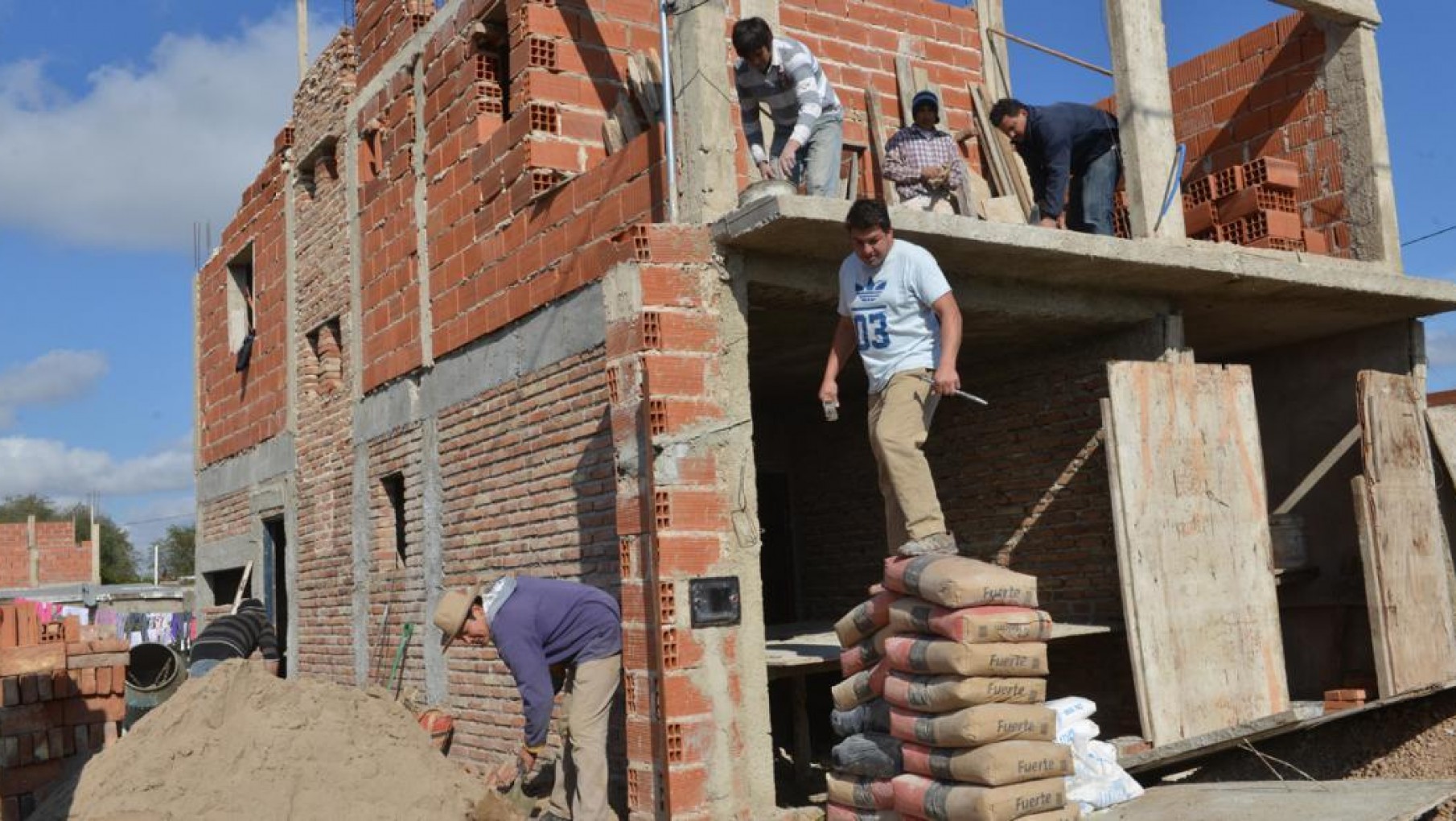 La construcción desaceleró su caída y se contrajo 14,8% interanual