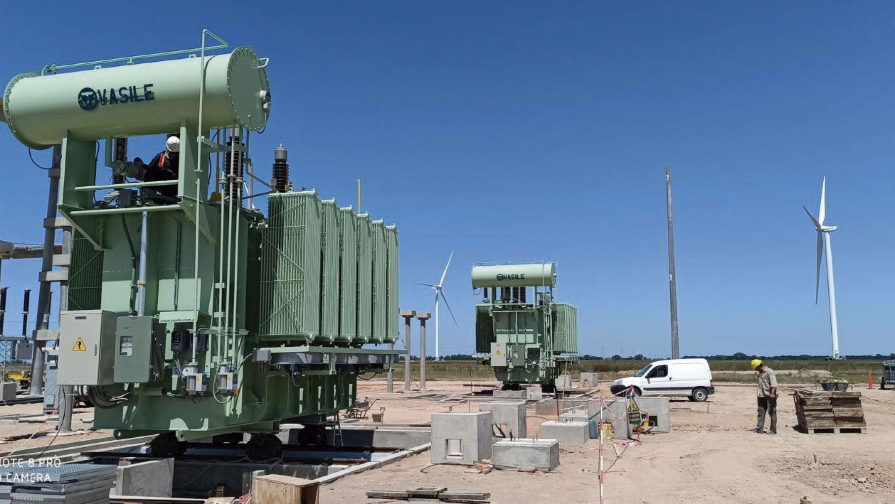 Cartellone en un gran parque eólico
