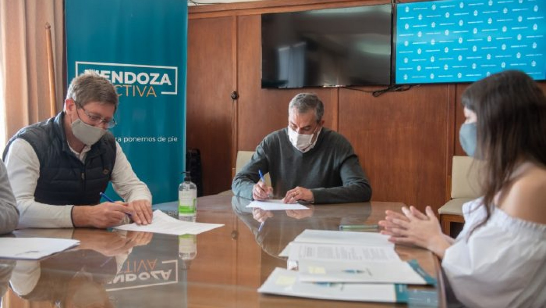 Mendoza Activa: firmaron los 20 primeros contratos pymes, productores y familias beneficiarias