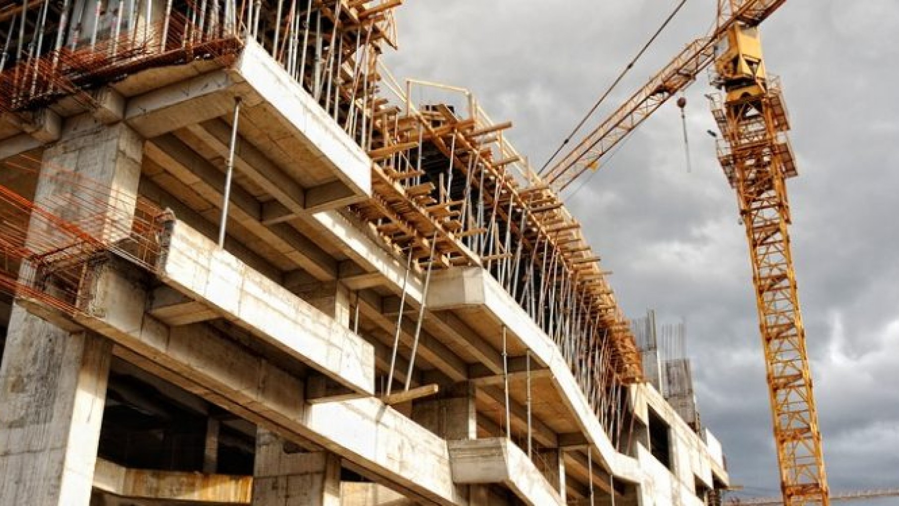 La construcción se contrajo 3,9% anual, pero mejoró mensual