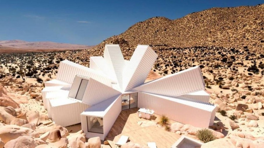 La increíble casa hecha con contenedores en el desierto que se vende por una millonaria cifra