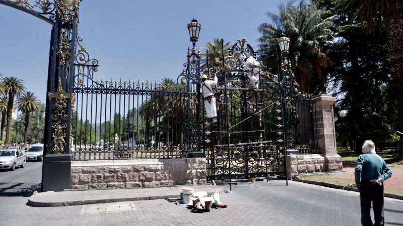 Realizan trabajos de mantenimiento a los portones del Parque General San Martín