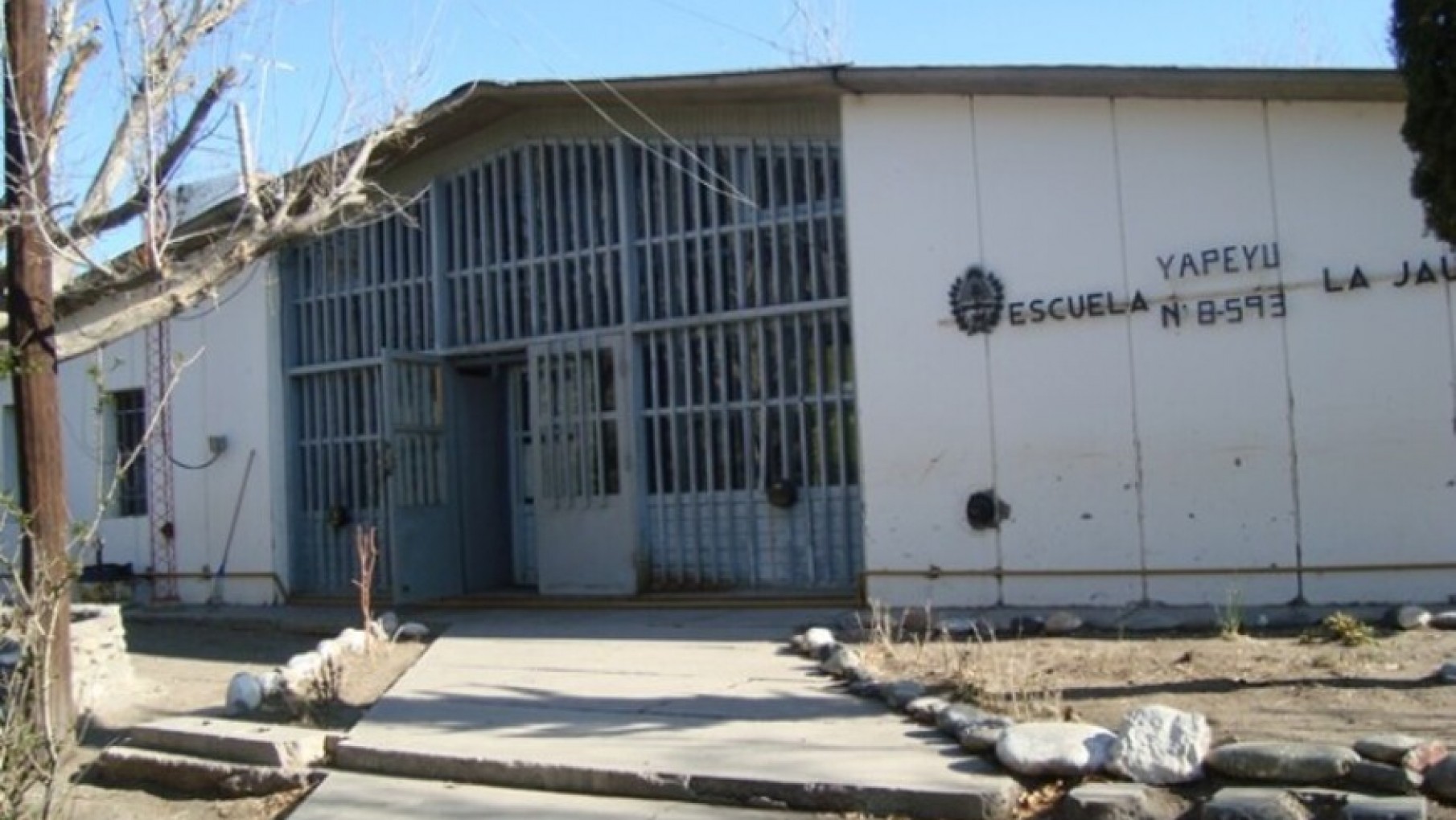 Instalan un nuevo sistema eólico y solar para proveer de energía a una escuela rural de San Carlos
