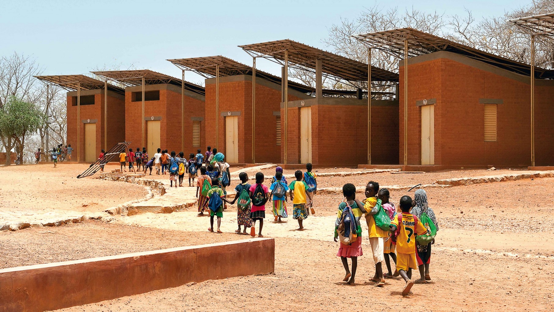La aldea creada en África por un arquitecto premiado: una mezcla de arte, educación y ecología