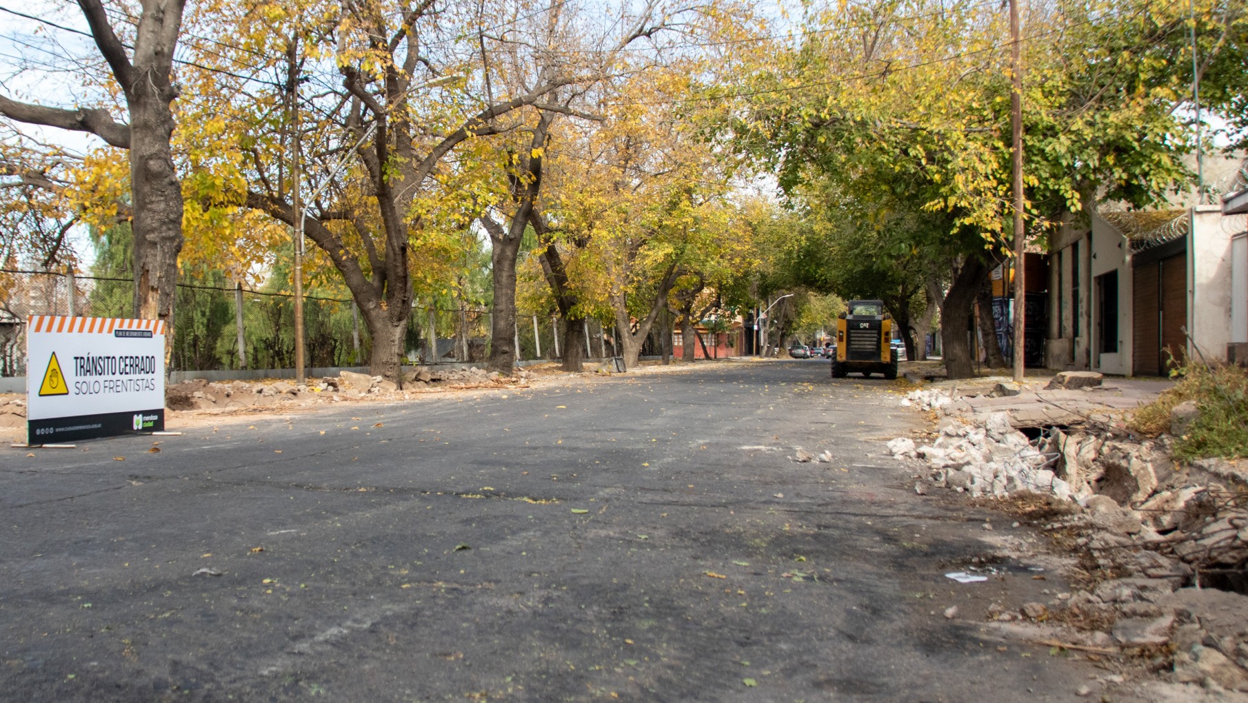 Inician el asfaltado de un tramo de una calle del centro mendocino