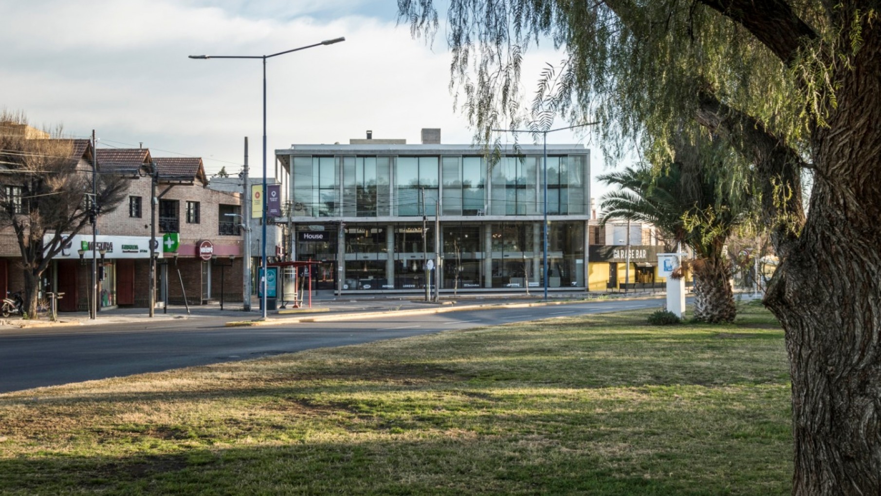 Panamericana Cero: volúmenes puros y materiales nobles en un edificio de vanguardia
