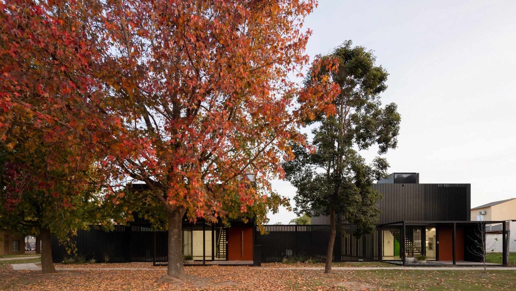 Gemelas metálicas, estas dos casas comparten terreno y concepto estructural