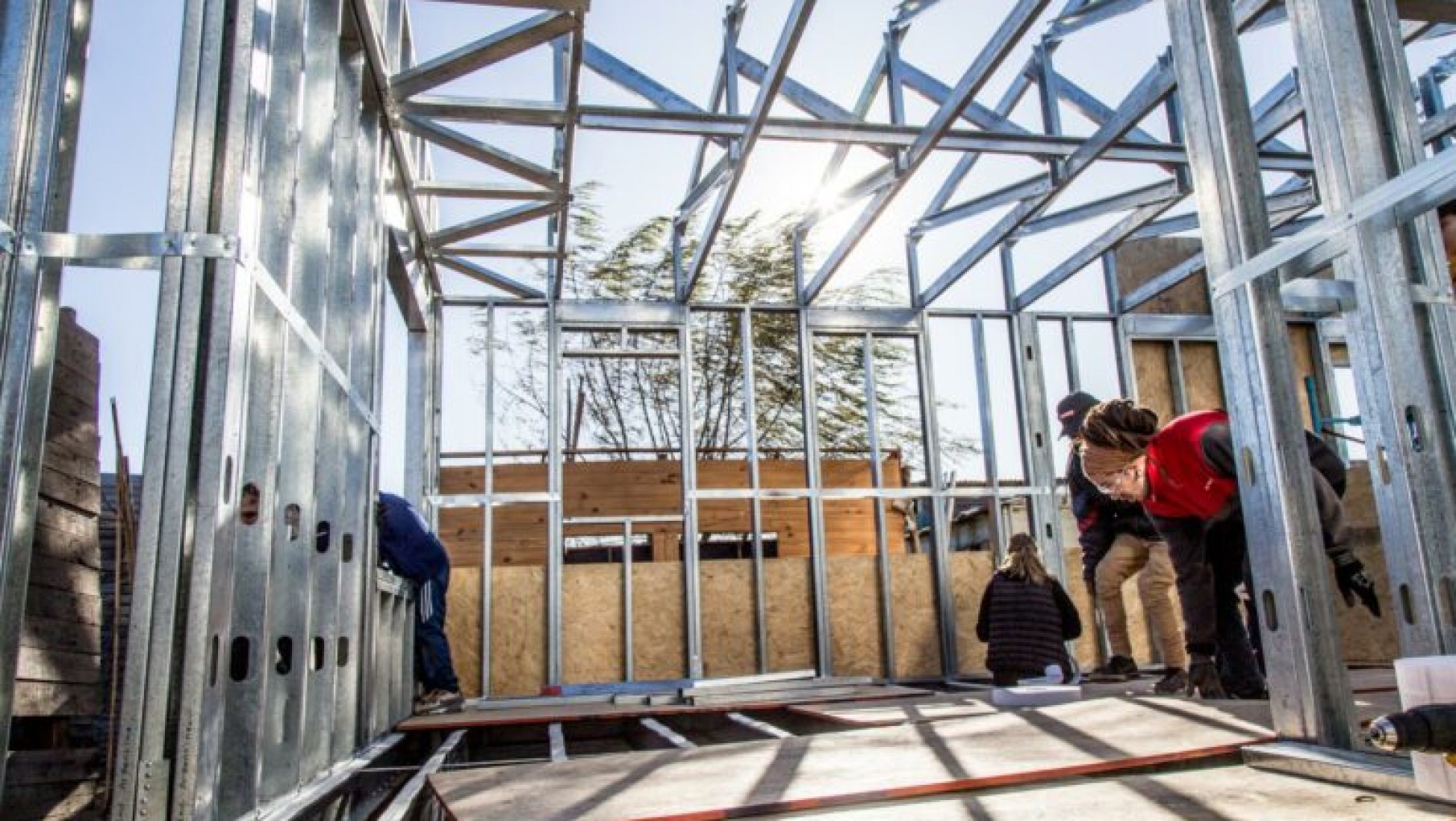 Cómo se construyeron los salones modulares de Steel Frame creados por una ONG