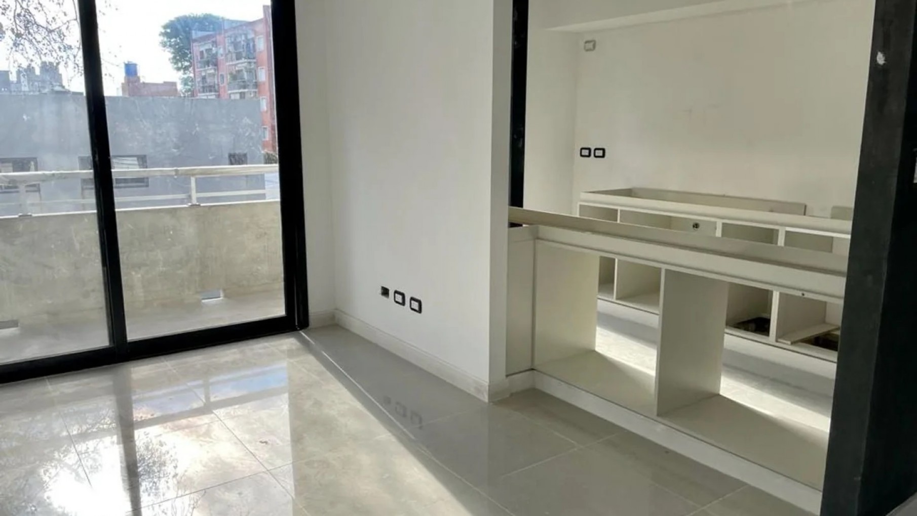 El precio en dólares de un departamento usado cayó casi 10 puntos en un año