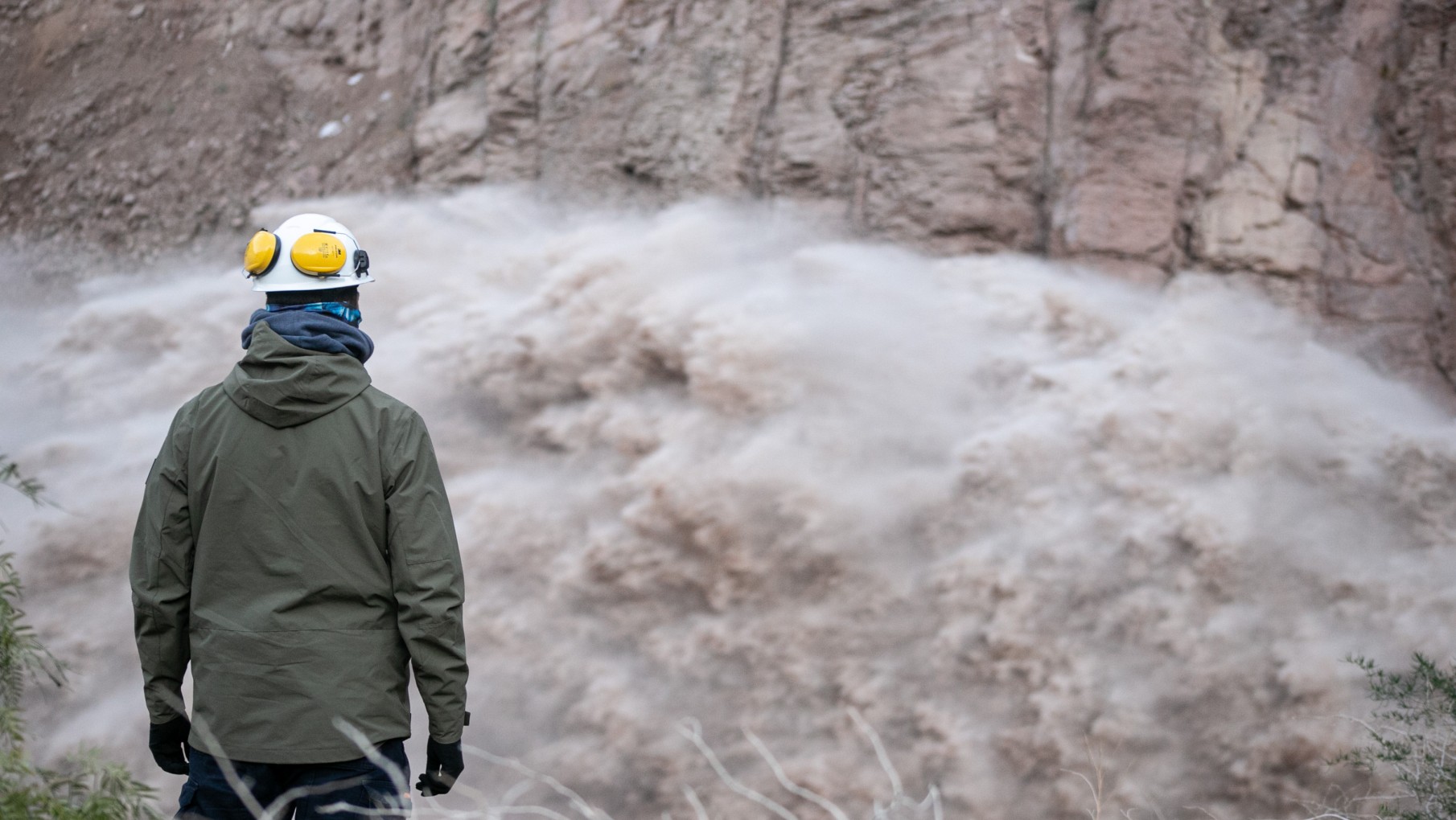 Espectaculares imágenes de la limpieza de la presa Potrerillos