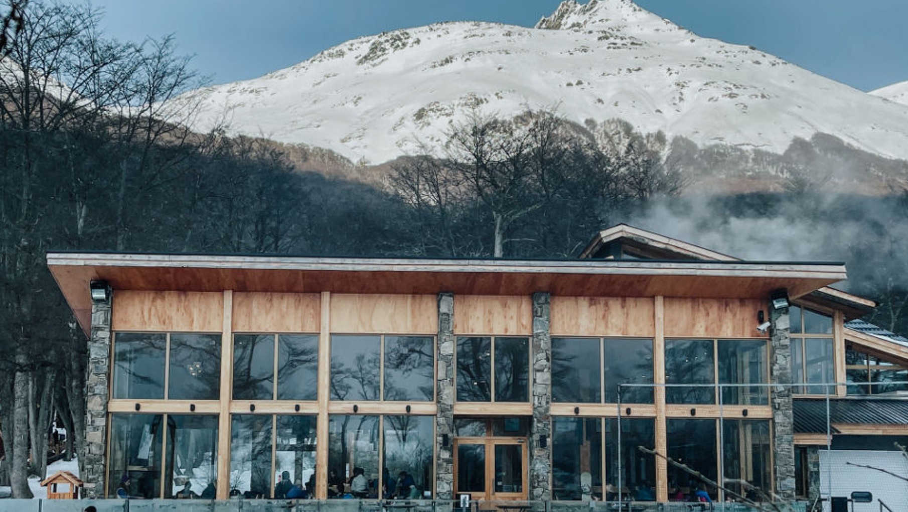 Ventanas eficientes de PVC presentes en un espacio exclusivo de actividades de montaña