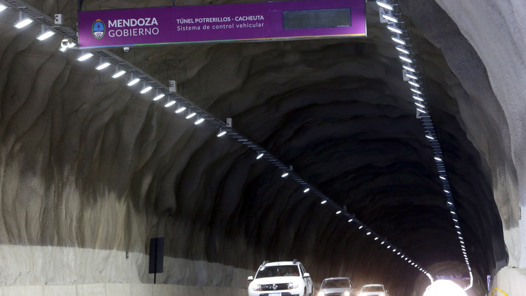 Imágenes de la nueva iluminación LED del túnel más popular de Mendoza