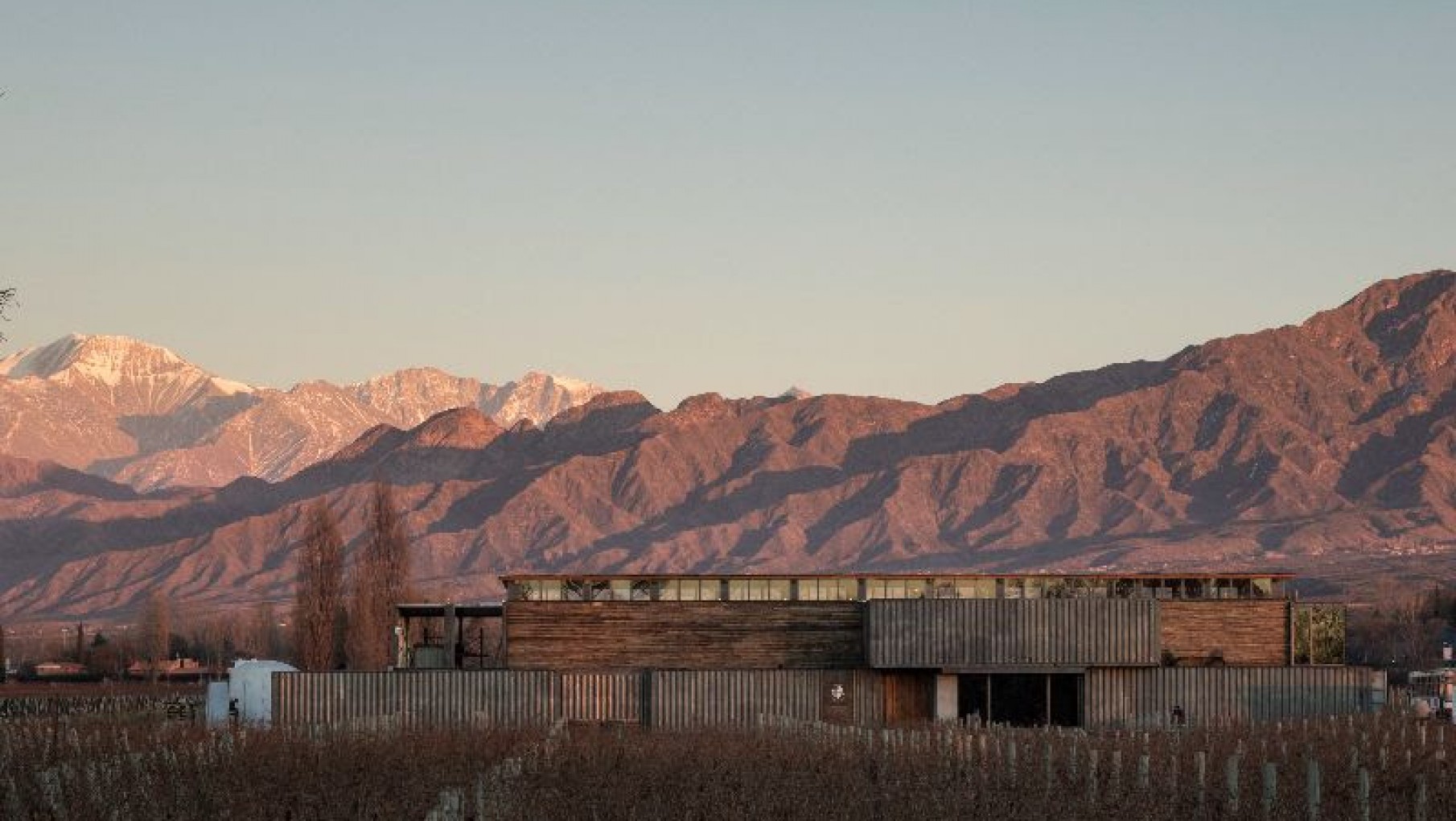 Una bodega mendocina con una arquitectura moderna y limpia, pero sostenida en el uso de materiales reciclados