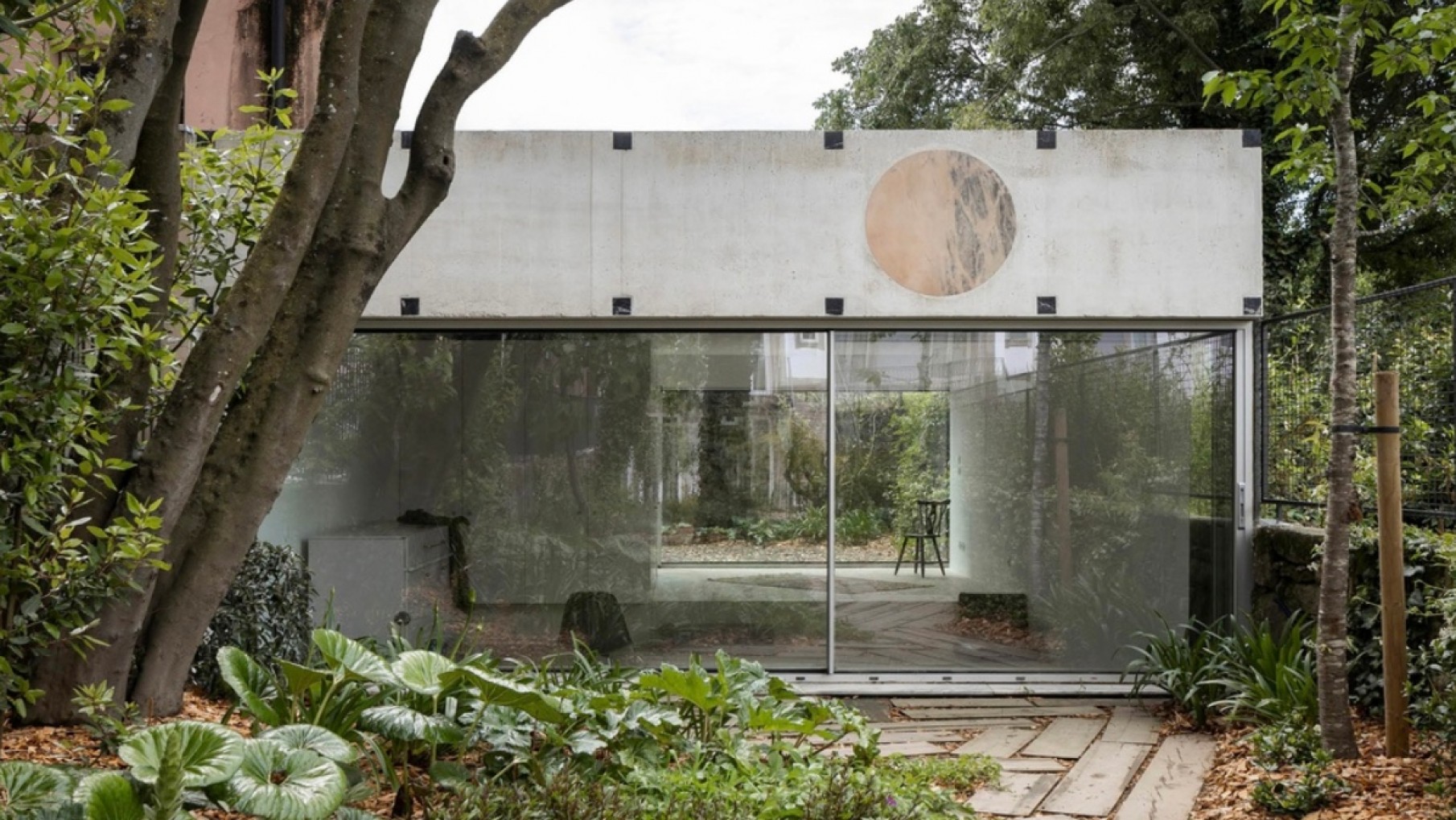 Tiny house: pequeño palacio de cristal en medio de un jardín