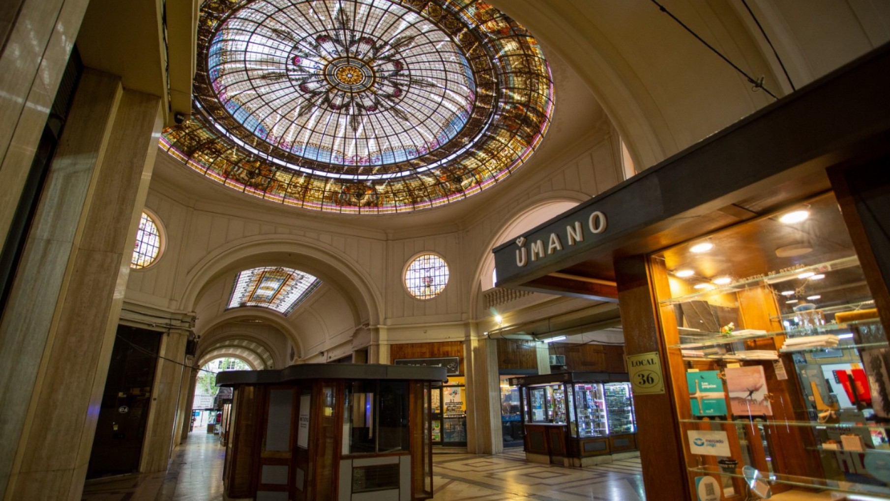Emblema del Centro mendocino: restauran los vitrales del Pasaje San Martín