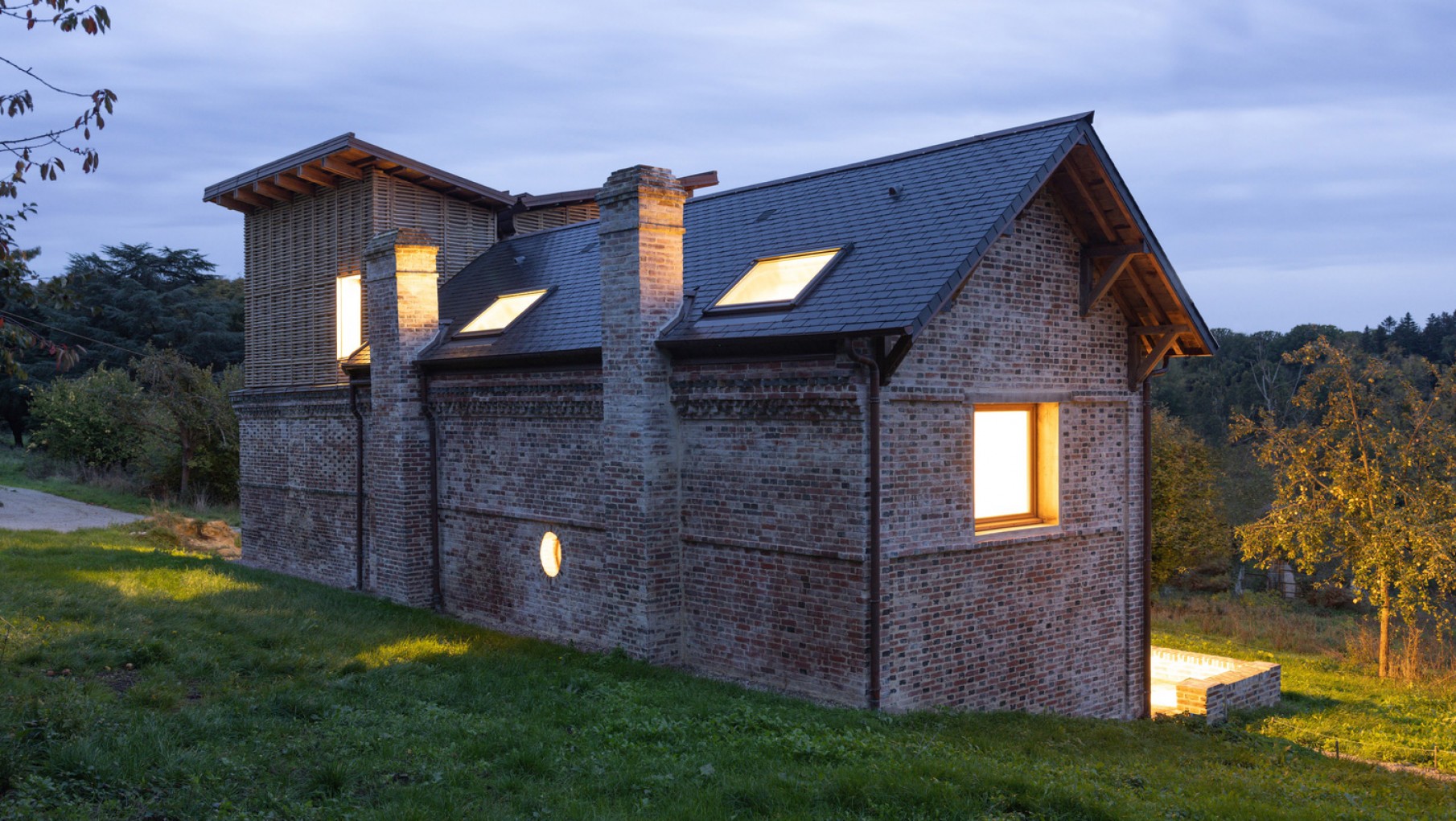 Restauran una vivienda rural utilizando únicamente materiales naturales de la zona