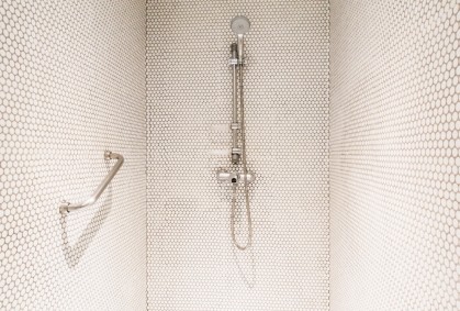 Duchas abiertas: la clave para diseñar un baño accesible 