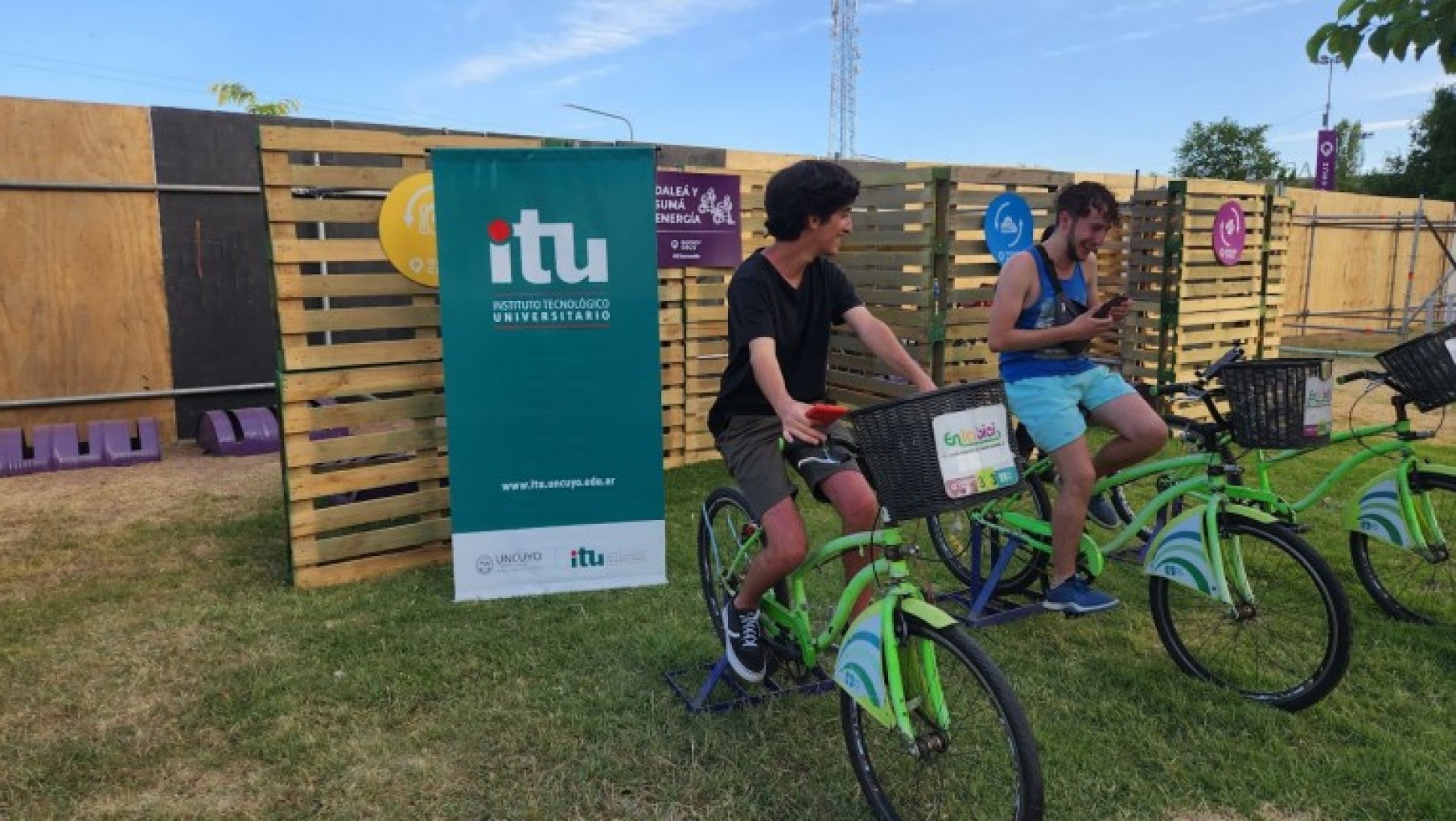 Jóvenes mendocinos diseñaron un prototipo para cargar celulares con una bici
