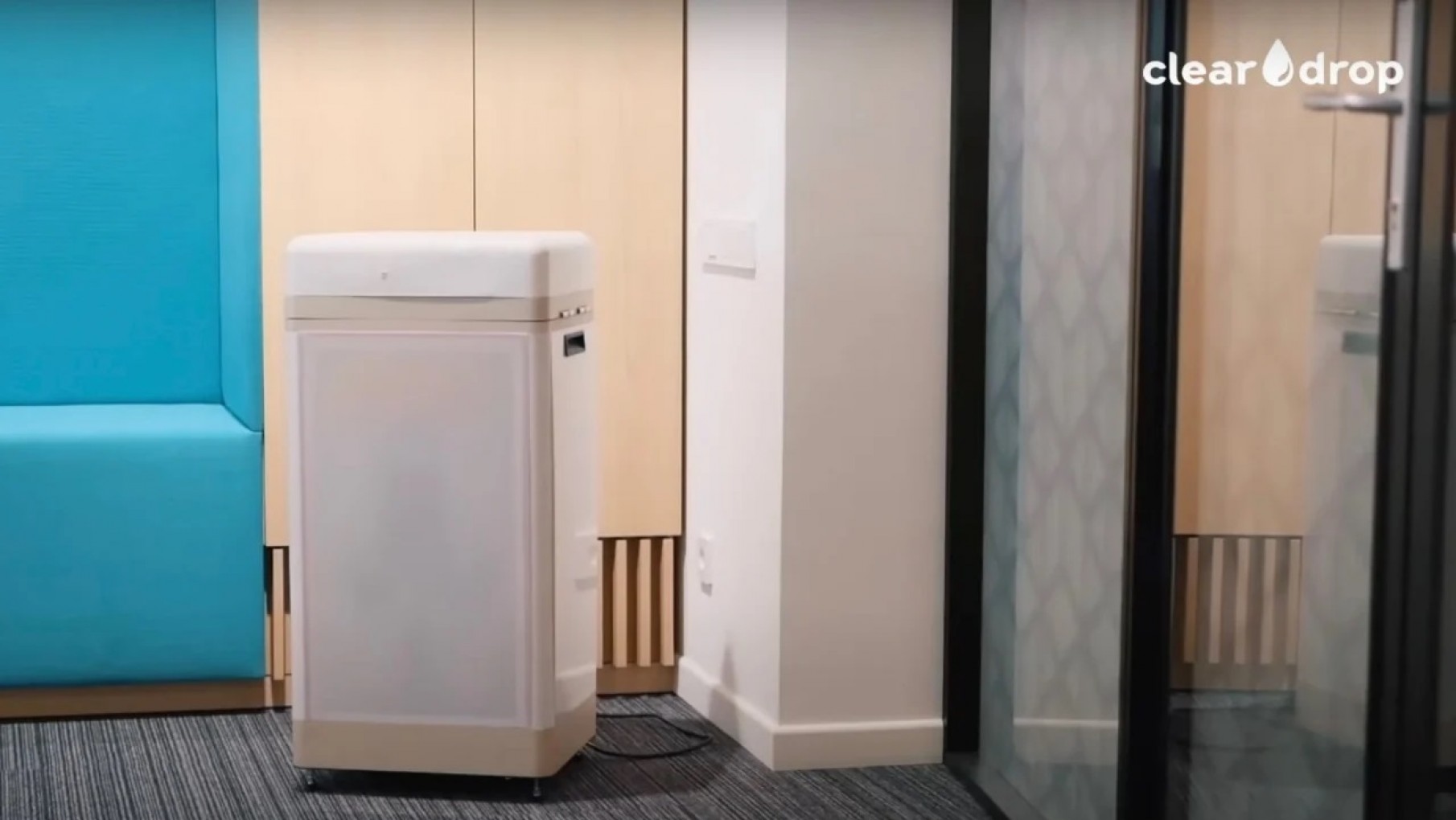 Parece un dispenser pero hace mucho más que enfriar o calentar el agua