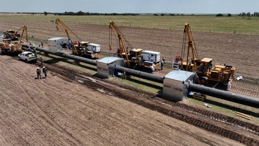 Así es la espectacular soldadora que le da forma al gasoducto más importante de Argentina 