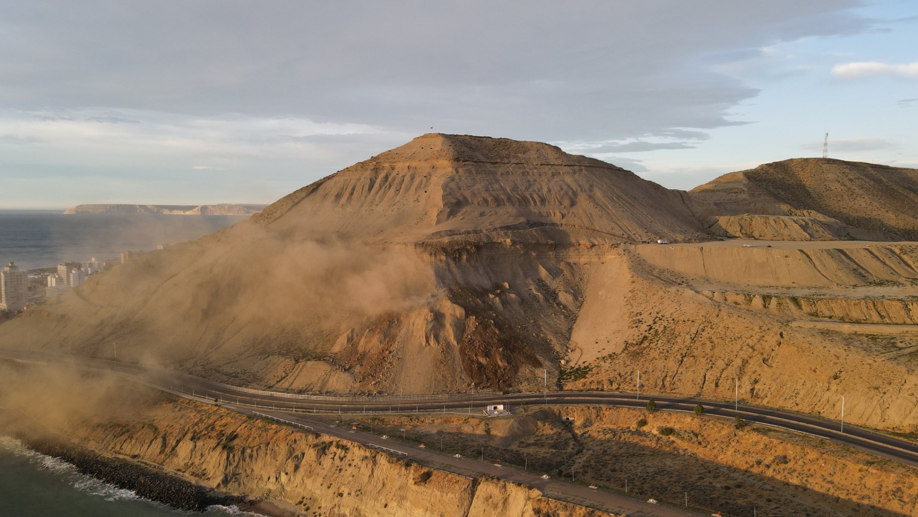 Espectacular voladura para evitar el desprendimiento de rocas en una ruta nacional