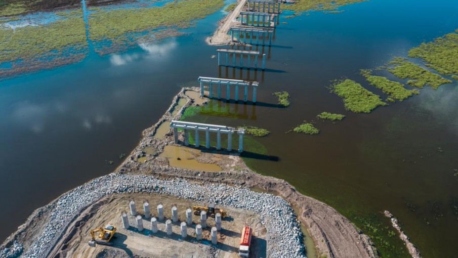 Así avanza la construcción del espectacular puente que cruzará un lago en Córdoba 