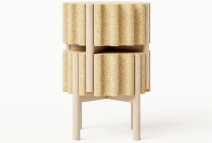 Taburete apilable minimalista con patas de madera y asiento de corcho