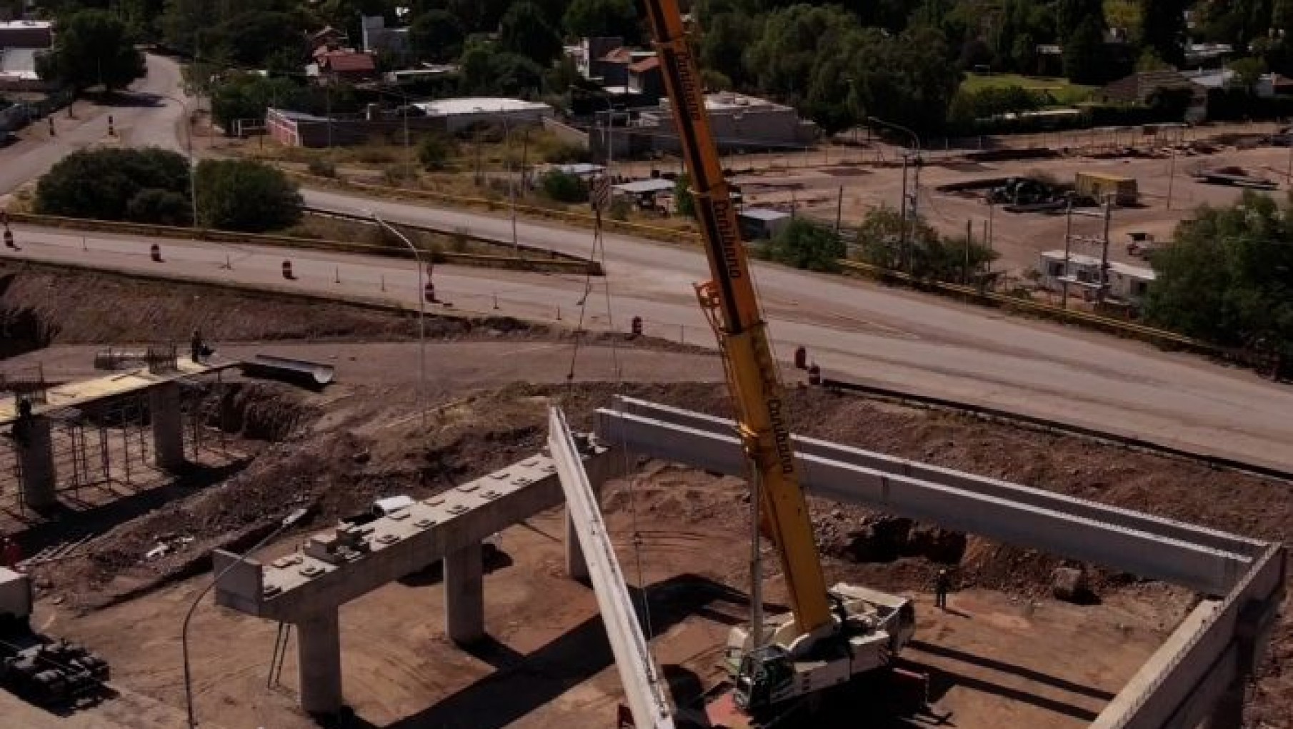 Conocé las gigantescas vigas que colocaron sobre el cruce de calle Pueyrredón en la nueva Panamericana