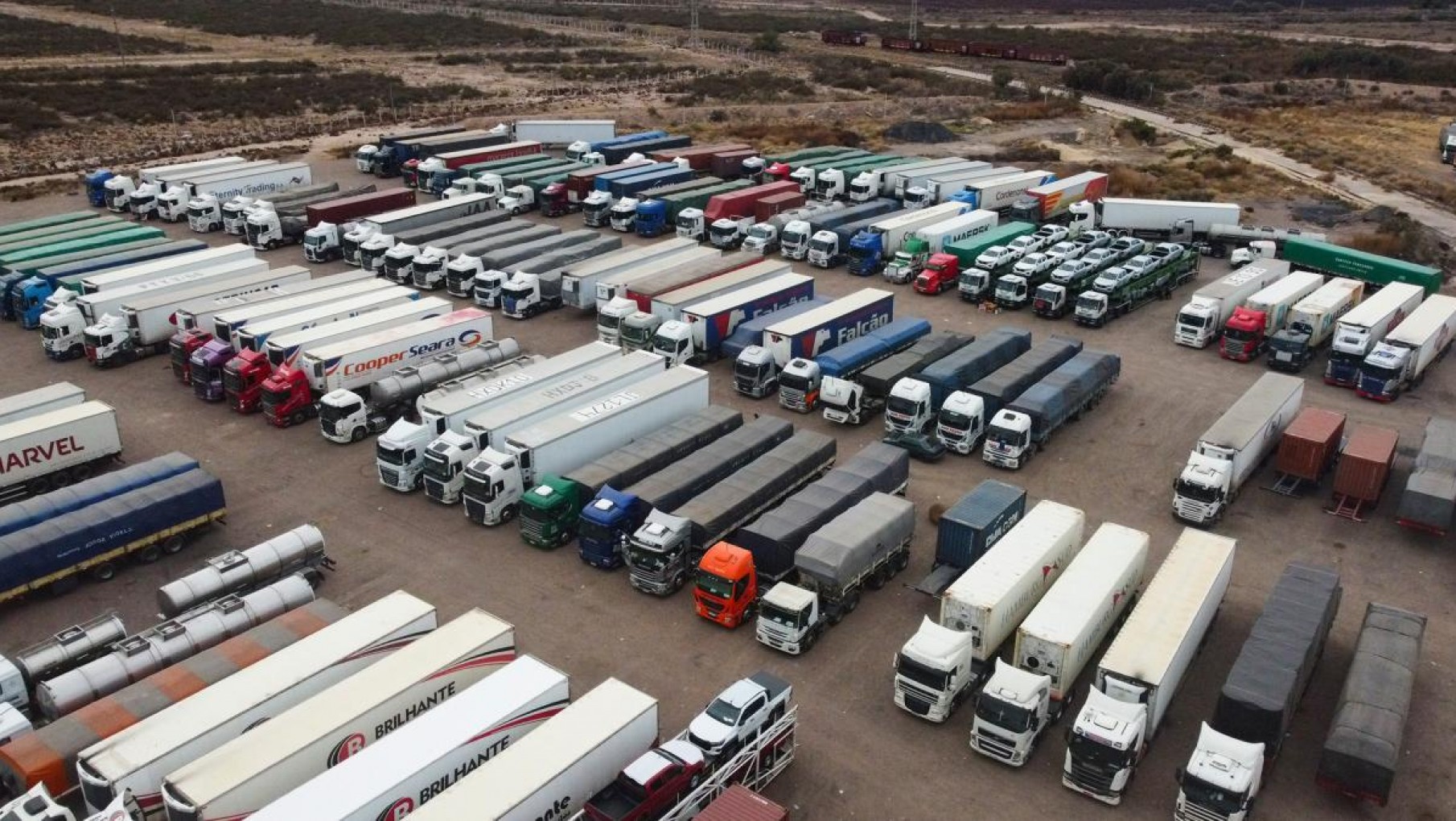 Empresarios del transporte piden dinamizar la circulación de camiones de carga hacia Chile