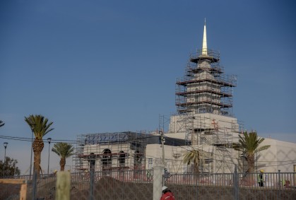 Avanza la construcción de un gran templo sobre el lateral de Avenida Champagnat