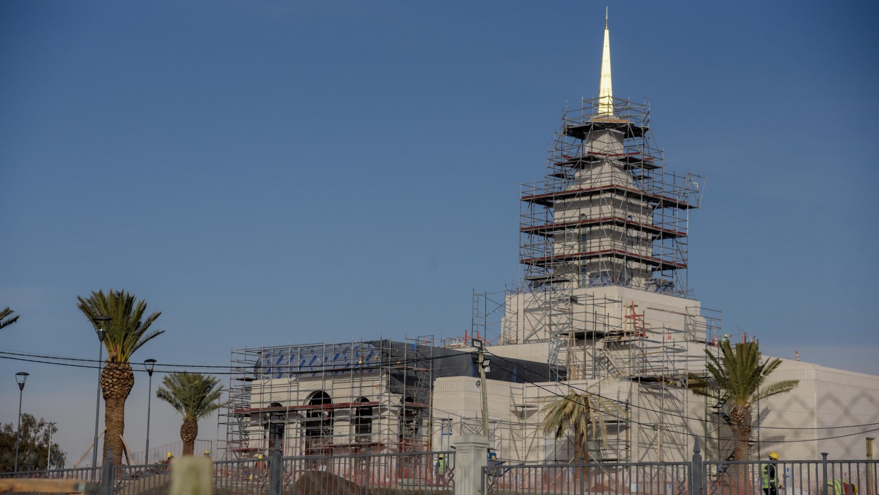 Avanza la construcción de un gran templo sobre el lateral de Avenida Champagnat