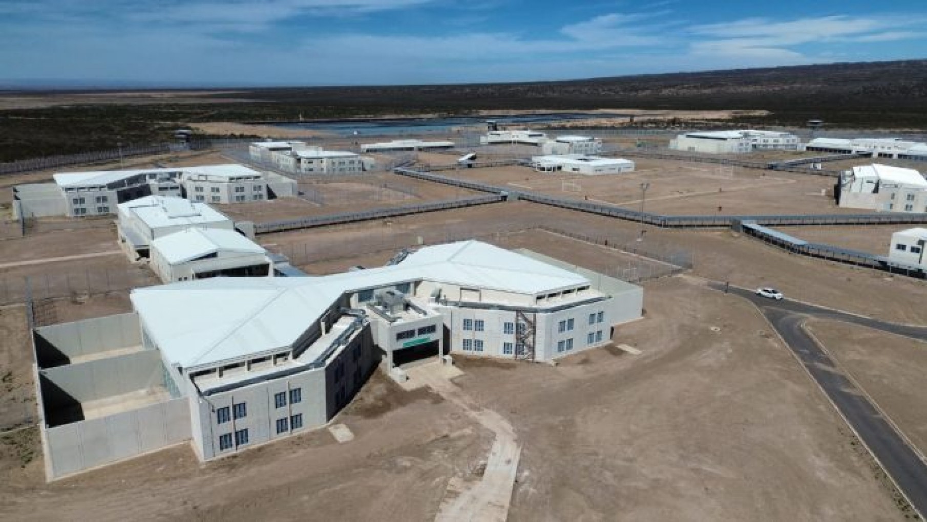 Almafuerte cuenta con una superficie cubierta total de 38.400 m2