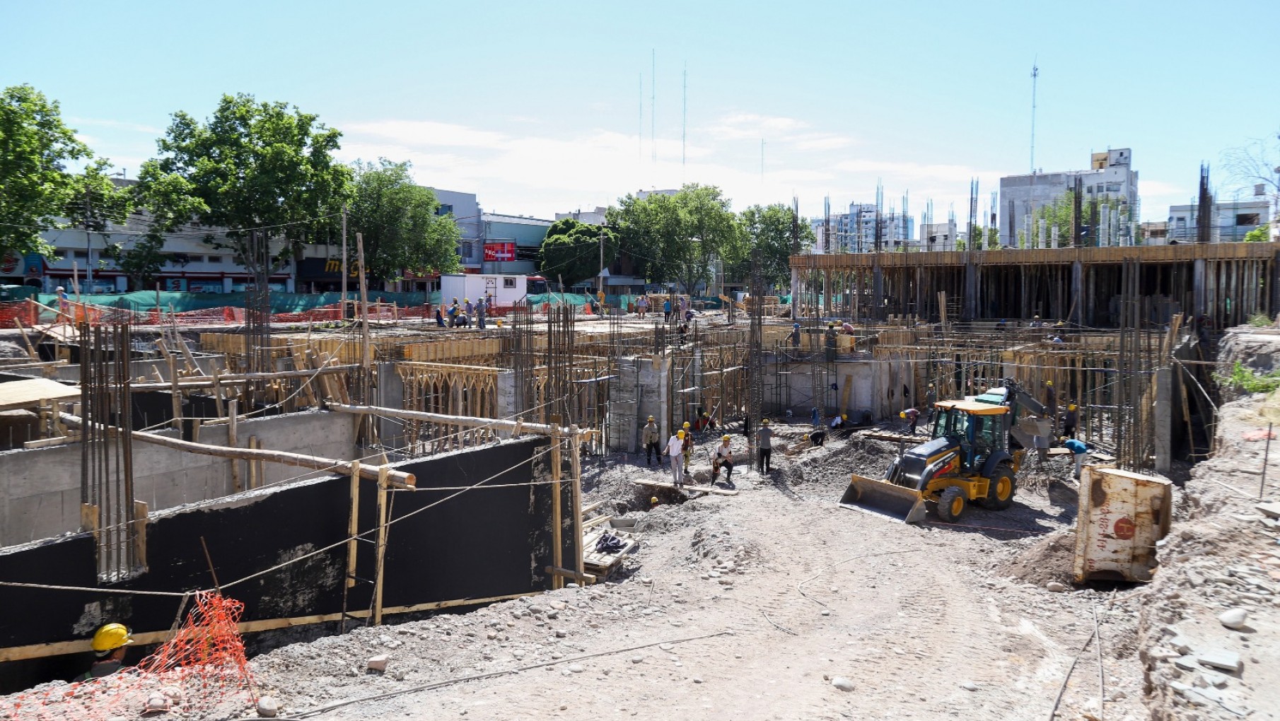 Vieja Terminal de Ómnibus de San Rafael: Comenzó la construcción del sector comercial