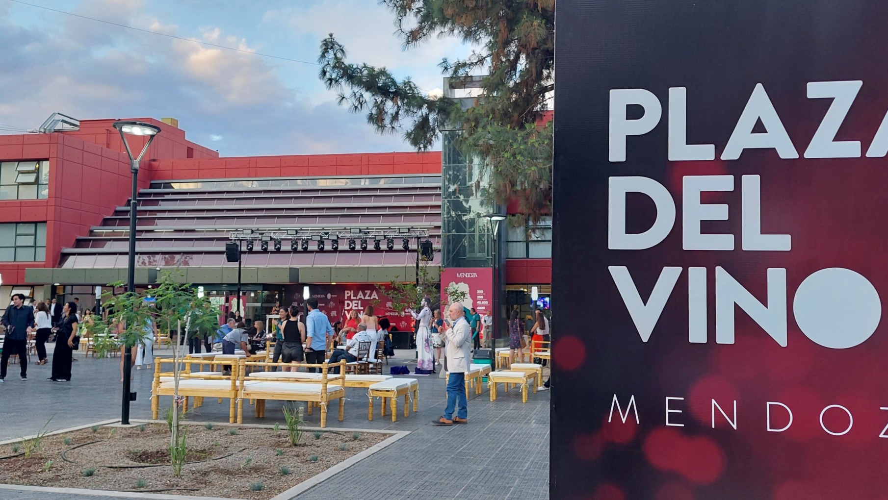Inauguró la Plaza del Vino, punto estratégico para el enoturismo de Mendoza