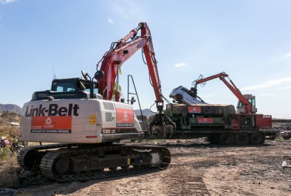 Avanza la compactación de vehículos en la playa San Agustín