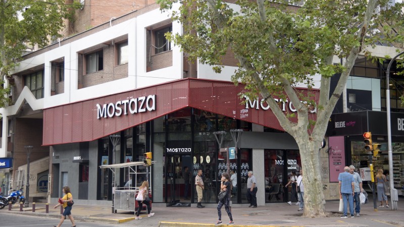 Mostaza llega al centro con un aliado y sello mendocino
