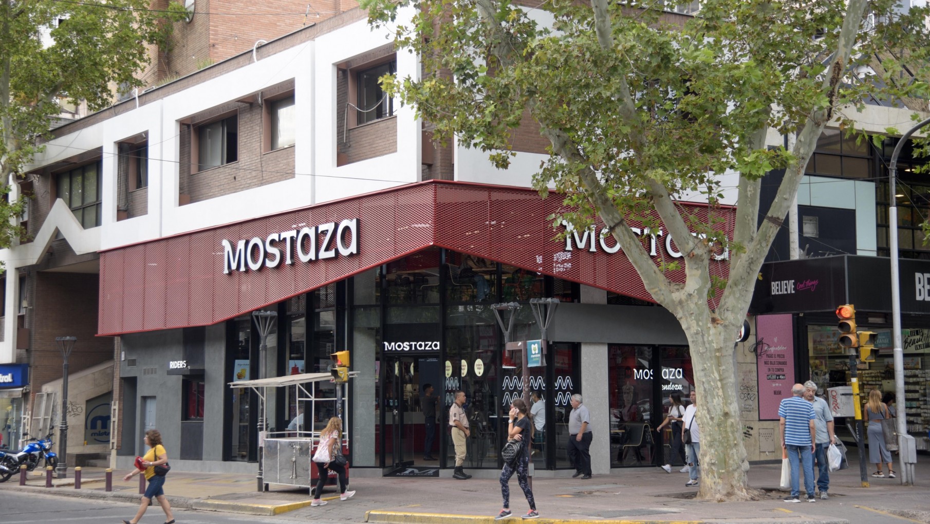 Mostaza llega al centro con un aliado y sello mendocino