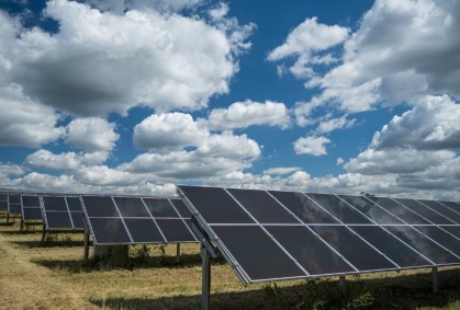 Lanzan créditos para instalar paneles solares en pequeñas y medianas empresas productivas